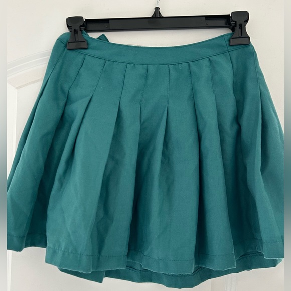 Green miniskirt with a button and zipper - Picture 2 of 3